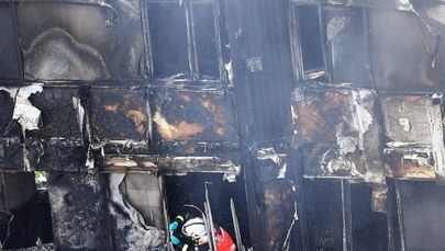 Brytyjskie media wytykają błędy straży pożarnej w trakcie pożaru Grenfell Tower