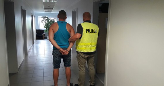 Policjanci z Piotrkowa Trybunalskiego zatrzymali trzech mężczyzn podejrzanych o kradzież z magazynu zatrudniającej ich firmy 6 ton farb służących do znakowania dróg. 