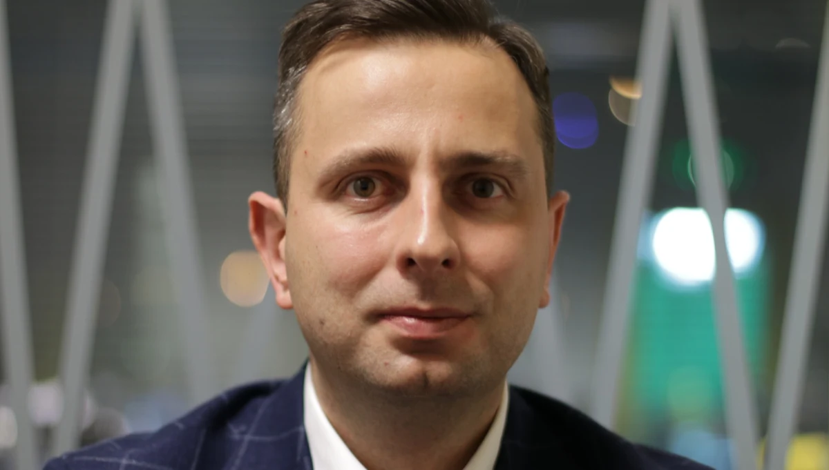 Postanowiłem sobie, że „będę raczej mówił o mojej następczyni dobrze, będę wstrzemięźliwy w ocenach” - mówił w Porannej rozmowie w RMF FM szef PSL Władysław Kosiniak-Kamysz, pytany o wniosek o wotum nieufności wobec minister rodziny, pracy i polityki społecznej Elżbiety Rafalskiej. „Nie mamy powodów popierać żadnego ministra tego rządu” - stwierdził gość Roberta Mazurka. „Oni się chwalą sami, oni się bronią sami” - dodał. Podkreślił jednak, że „minister Rafalska zrobiła dobre rzeczy i jestem w stanie o tym powiedzieć”. A „dzisiaj rządzący nie są w stanie powiedzieć o żadnej dobrej rzeczy, którą my zrobiliśmy w poprzednich latach” - dodał szef ludowców. Kosiniak-Kamysz mówił też o wicepremier ds. społecznych Beacie Szydło. „Nie ma, moim zdaniem, żadnych kompetencji. Nie widzę od pięciu miesięcy żadnych decyzji pani premier Szydło, żadnego działania” - mówił gość RMF FM. „To jest taka niezapisana karta, która kompletnie nie jest dzisiaj potrzebna w polskim rządzie” - ocenił. Robert Mazurek rozmawiał ze swoim gościem również o darmowej komunikacji miejskiej w polskich miastach oraz kandydacie na prezydenta Warszawy.