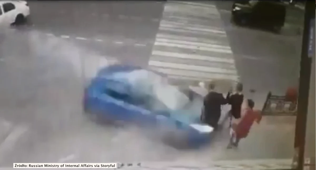 Kamera z monitoringu, uchwyciła przerażający moment, w którym rozpędzony samochód uderzył w trójkę nastolatków w podmoskiewskiej miejscowości Domodiedowo. Nastolatkowie przeżyli.