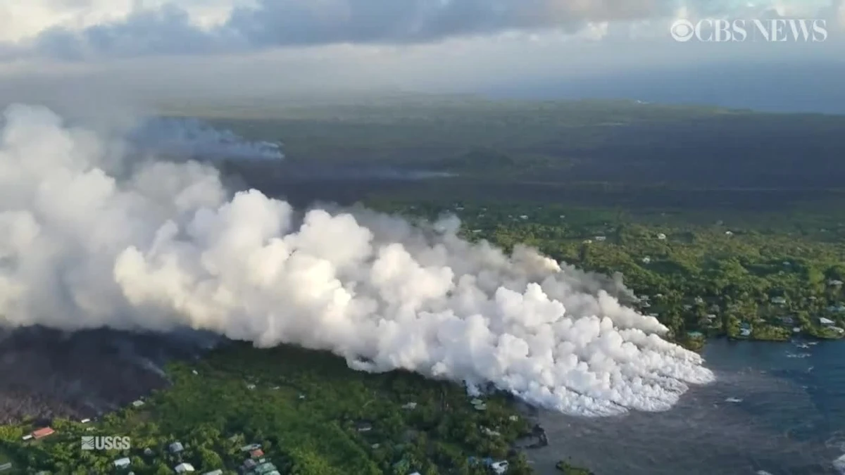 Lawa z wulkanu Kilauea wpływa do oceanu, co powoduje tworzenie się wielkich kłębów pary wodnej. Unoszące się opary mogą być niebezpieczne dla mieszkańców Hawajów ze względu ma zawartość kwasu chlorowodorowego i szklanych drobin. Mogą one powodować podrażnienie dróg oddechowych i skóry. Strumień lawy ma nawet 800 metrów szerokości.