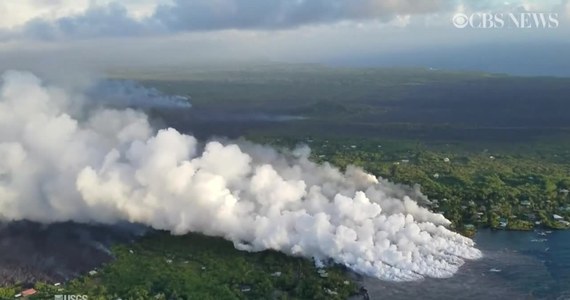 Lawa z wulkanu Kilauea wpływa do oceanu, co powoduje tworzenie się wielkich kłębów pary wodnej. Unoszące się opary mogą być niebezpieczne dla mieszkańców Hawajów ze względu ma zawartość kwasu chlorowodorowego i szklanych drobin. Mogą one powodować podrażnienie dróg oddechowych i skóry. Strumień lawy ma nawet 800 metrów szerokości.