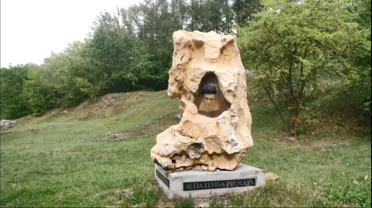 „Największy artysta XX wieku” – tak o Presleyu powiedział niegdyś kompozytor Leonard Bernstein. Już 7 czerwca (czwartek) gwiazda króla rock’n’rolla zabłyśnie ponownie, tym razem tuż pod Wawelem, wzbogacając krakowską Aleję Gwiazd. Ceremonia odsłonięcia odbędzie się w o godz. 15.00.  Kilka godzin później, w TAURON Arenie Kraków – przy akompaniamencie Czeskiej Orkiestry Symfonicznej – muzyka Presleya wybrzmi podczas koncertu Elvis Presley™Live in Concert. 