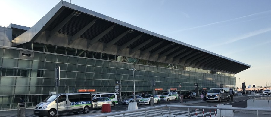 Trwają analizy ws. przyszłości lotniska Chopina w Warszawie po uruchomieniu Centralnego Portu Komunikacyjnego w Baranowie - mówi minister infrastruktury Andrzej Adamczyk. Pełnomocnik rządu do spraw budowy CPK Mikołaj Wild na antenie RMF FM zasugerował, że wcale nie jest przesądzone zamkniecie Okęcia, choć wcześniej rząd przekonywał, że funkcjonowanie obu lotnisk jest bez sensu, bo będą ze sobą konkurować. Najwyraźniej minister Wild ma nowe ekspertyzy - mówi Adamczyk.