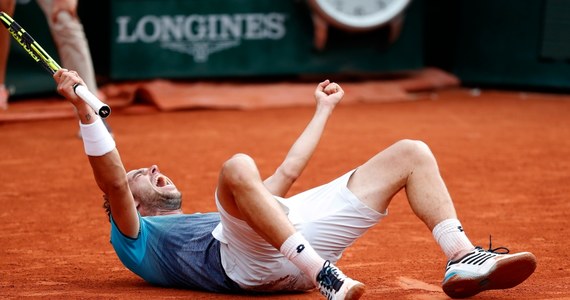 Zajmujący 72. miejsce w światowym rankingu tenisistów Włoch Marco Cecchinato niespodziewanie pokonał rozstawionego z numerem 20. Serba Novaka Djokovica 6:3, 7:6 (7-4), 1:6, 7:6 (13-11) w ćwierćfinale wielkoszlemowego turnieju French Open.