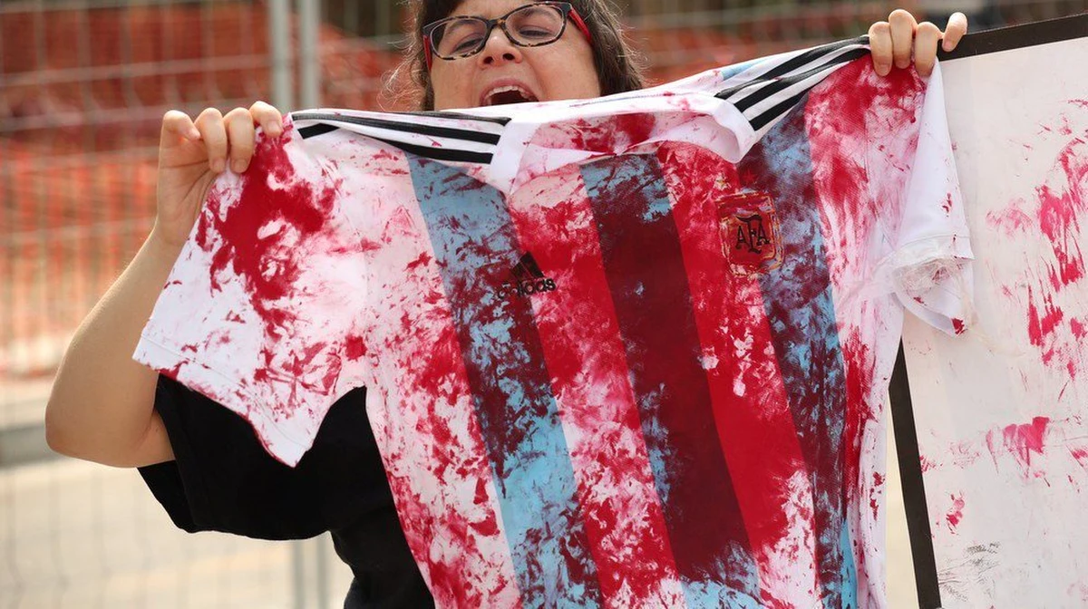 W sobotę 9 czerwca argentyńscy piłkarze mieli się zmierzyć z reprezentacją Izraela w Jerozolimie. To miał być ostatni sparing "Albicelestes" przed startem w mistrzostwach świata. Do meczu jednak nie dojdzie. Zadecydowały o tym względy polityczne. Tysiące osób torpedowało piłkarzy z Argentyny, tamtejszy związek piłkarski, a także FIFĘ wiadomościami, które nawoływały do odwołania spotkania ze względu na zabicie przez siły izraelskie dziesiątek Palestyńczyków, którzy w okolicach granicy palestyńsko-izraelskiej protestowały przeciwko otwarciu ambasady amerykańskiej w Jerozolimie oraz okupacji tego miasta. Według amerykańskich mediów w wiadomościach do piłkarzy pojawiły się też pogróżki.