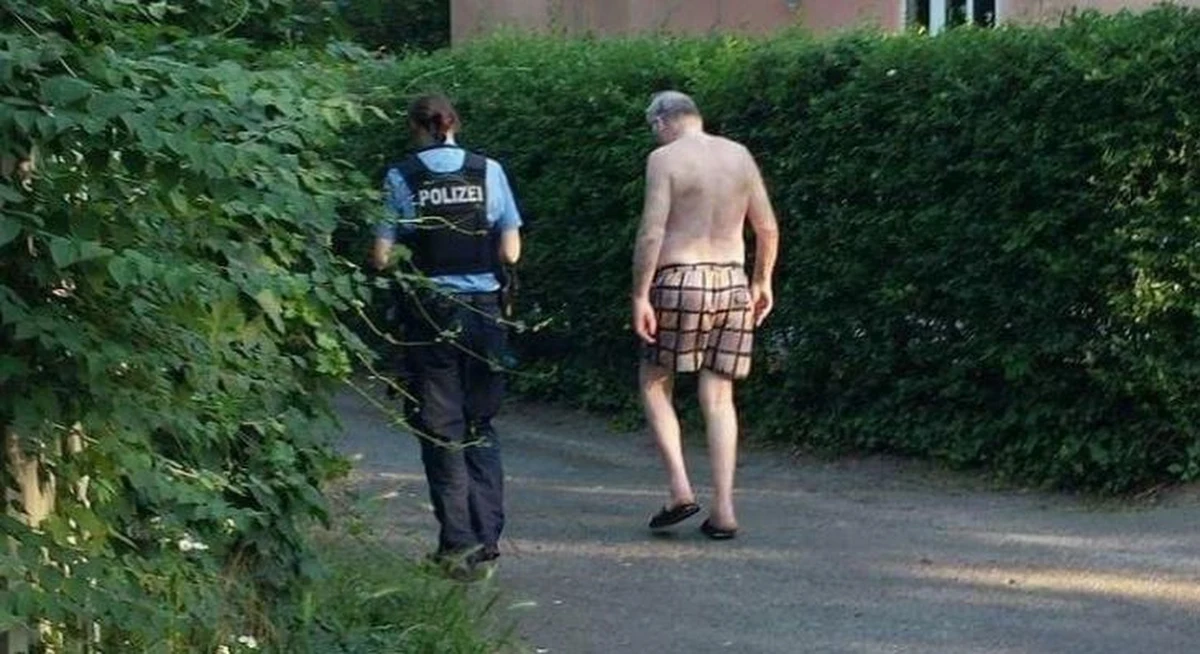 Współprzewodniczący prawicowo-populistycznej partii AfD Alexander Gauland, który w sobotę oświadczył, że "Adolf Hitler i NSDAP to drobiazg na tle osiągnięć w ponadtysiącletniej niemieckiej historii", został okradziony z ubrania na kąpielisku w Heiliger See. O incydencie, do którego doszło w ubiegłym tygodniu nad jeziorem Heiliger See, położonym na południowy zachód od Berlina, poinformowała gazeta "Maerkische Allgemaine". Dziennik opublikował też fotografię 77-letniego Gaulanda w samych kąpielówkach zrobioną po jego dotarciu na posterunek policji.