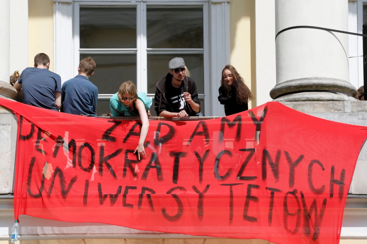 ​"Żądamy demokratycznych uniwersytetów" - między innymi takie transparenty od wczoraj powiewają na tarasie rektoratu Uniwersytetu Warszawskiego. Kilkudziesięciu studentów, wykładowców i pracowników tej uczelni protestuje przeciwko ustawie 2.0, czyli reformie systemu akademickiego, którą przygotował minister nauki i szkolnictwa wyższego. Na trwającym posiedzeniu zajmuje się nią Sejm. Parlament Studentów ani samorząd studentów UW nie popierają protestu.