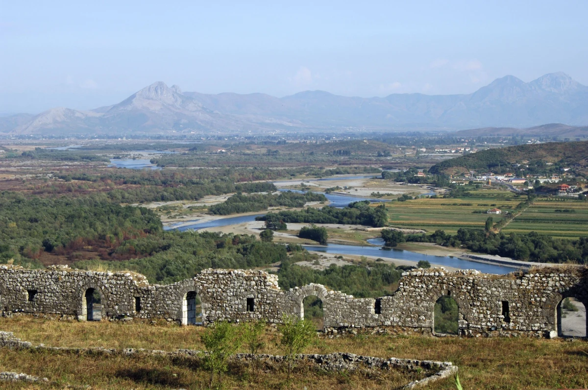 Zaginione miasto sprzed ponad 2 tys. lat – Bassanię - odkryli polscy archeolodzy w Albanii. Twierdza prawdopodobnie została zniszczone przez Rzymian w początkach naszej ery. Do tej pory jej ruiny uznawano za naturalne ostańce skalne.