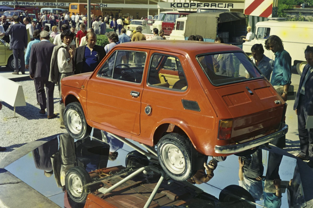 ​45 lat temu, 6 czerwca 1973 roku, zjechał z taśmy pierwszy Polski Fiat 126p, zwany popularnie "maluchem". Choć samochód ten był już wtedy od kilku miesięcy produkowany we Włoszech, najbardziej kojarzy się z Polską, bo tu produkowany był przez następne 27 lat. Przez długie lata był też najbardziej popularnym w naszym kraju pojazdem.