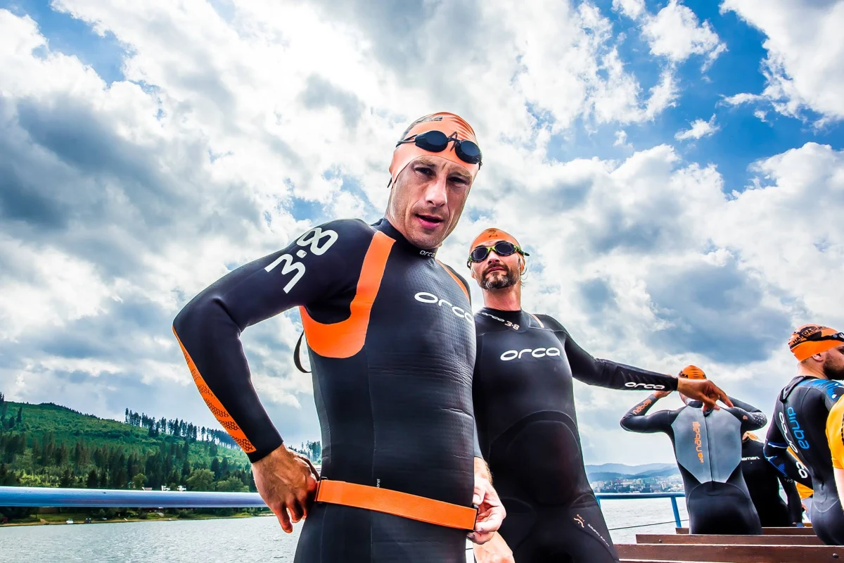 "Myślisz, że jesteś z żelaza, bo udało ci się ukończyć kiedyś jakiegoś Ajronmena czy InnegoMena? Nie jesteś! Sprawdź się z Hardą, która udowodni ci czym jest PRAWDZIWA STAL” – czytamy na stronie internetowej najtrudniejszego triathlonu na świecie. Startuje już 22 czerwca. Organizują go Polacy, którzy zaplanowali najtrudniejsze wyzwanie, jakie można sobie wyobrazić. To 5 kilometrów pływania w wodach Zalewu Orawskiego. Później zawodnicy wsiadają na rowery i pokonuj 225 kilometrów dookoła Tatr. Na deser 55 kilometrów biegu przez Tatry. Cała trasa to ponad 8 tysięcy metrów przewyższenia! Czy takie zawody da się ukończyć? Kim trzeba być, żeby porwać się na takie wyzwanie? Czy w ogóle warto kusić los? O tym wszystkim Paweł Pawłowski rozmawiał z organizatorami Hardej – Piotrem Szmytem i Marcinem Wernikiem.