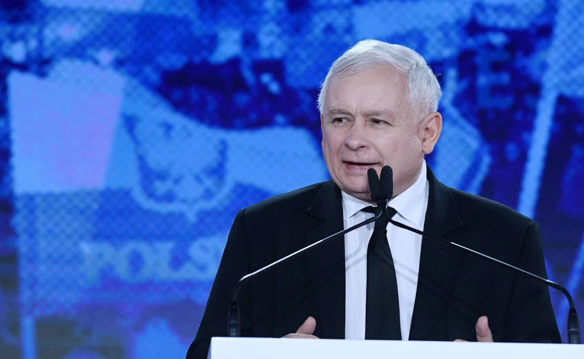 "Trwa rehabilitacja i leczenie usprawniające po zabiegu kolana. Mam nadzieję, że Jarosław Kaczyński niedługo do nas wróci, wszystko idzie w dobrym kierunku" - powiedziała rzeczniczka PiS Beata Mazurek pytana o zdrowie lidera PiS.