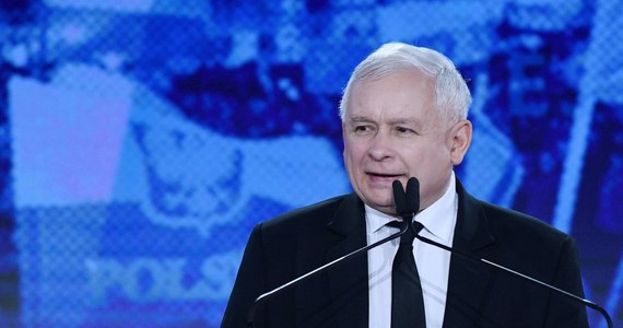 "Trwa rehabilitacja i leczenie usprawniające po zabiegu kolana. Mam nadzieję, że Jarosław Kaczyński niedługo do nas wróci, wszystko idzie w dobrym kierunku" - powiedziała rzeczniczka PiS Beata Mazurek pytana o zdrowie lidera PiS.