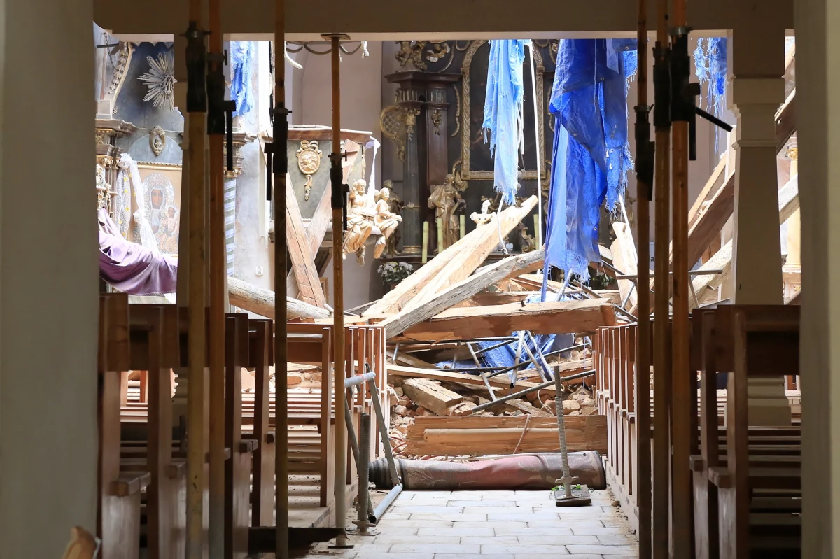 ​W poniedziałek zawaliła się jedna ze ścian XIV-wiecznego kościoła w Hajdukach Nyskich - poinformował oficer dyżurny Komendy Wojewódzkiej Państwowej Straży Pożarnej w Opolu. Przyczyną katastrofy mogły być burze, jakie przeszły nad tym regionem w miniony weekend.