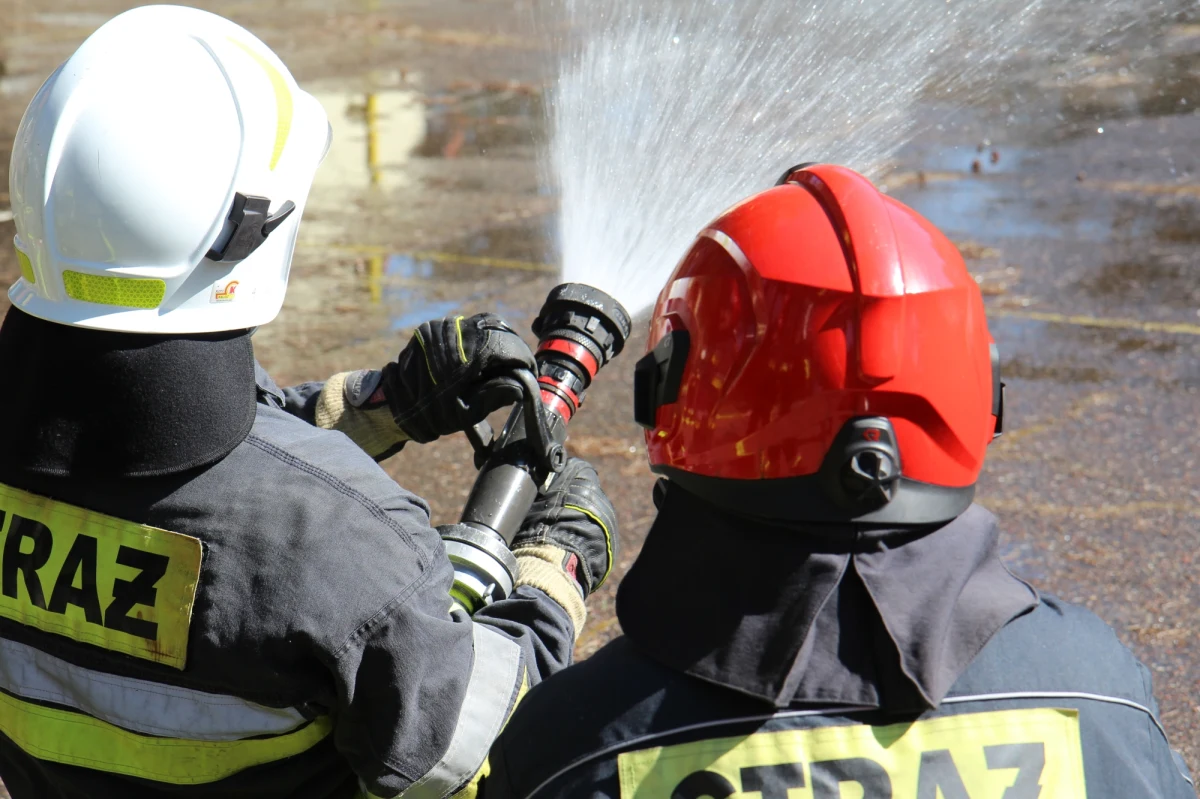 Strażacy opanowali pożar, który wybuchł w okolicy Rytla na Pomorzu. Ogień objął pół hektara powierzchni, jego dogaszanie może potrwać nawet kilka godzin. 