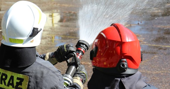 Strażacy opanowali pożar, który wybuchł w okolicy Rytla na Pomorzu. Ogień objął pół hektara powierzchni, jego dogaszanie może potrwać nawet kilka godzin. 