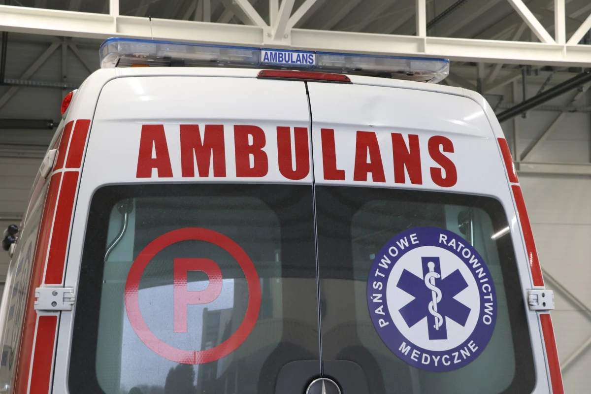 Do niecodziennej sytuacji doszło w Zielonej Górze, gdzie 4-letnia dziewczynka wezwała pogotowie ratunkowe do nieprzytomnego ojca. Zaalarmowane służby od razu pojawiły się na miejscu. Ale nikt im nie otworzył drzwi. Gdy lekarz zobaczył otwarty balkon, długo się nie namyślał. Wspiął się po budynku i wszedł do mieszkania. Szybka reakcja prawdopodobnie uratowała życie nieprzytomnemu mężczyźnie. 