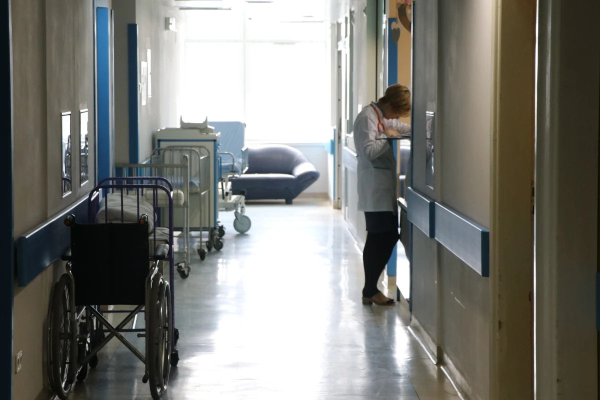 ​3 kolejne osoby trafiły do szpitala w Gryficach po zatruciu dopalaczami. Dwie z nich są w bardzo ciężkim stanie. 18-letni Aleksander N. z Trzebiatowa, który miał rozprowadzać środki psychoaktywne, usłyszał już zarzuty narażenia na niebezpieczeństwo utraty życia i zdrowia przez wprowadzenie do obrotu dopalaczy, którymi zatruło się łącznie już 15 osób. Prokurator chce dla niego 3 miesięcy aresztu. 