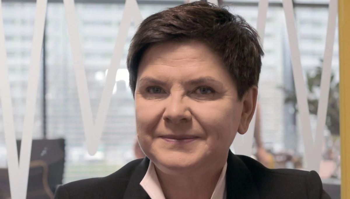 "Przeżyłam taki moment, kiedy cała Polska szukała pracy dla mnie. Teraz cała Polska pyta, co robię" – mówi poranny gość RMF FM była premier Beata Szydło. Pytana o szczegóły, odpowiada: jestem wicepremierem komitetu do spraw społecznych. "Nad czym pracujemy? Wczoraj było posiedzenie komitetu. Rozmawialiśmy na temat projektów dla młodzieży i dla rodzin. Przygotowujemy projekty ustaw emerytur dla mam i premii za urodzenie dziecka. Po wakacjach powinny trafić do Sejmu" – dodaje gość RMF FM. Beata Szydło pytana o słynny już spływ Dunajcem odpowiada: obrósł legendą. "Byłam tam w pracy. Miałam zaplanowane wcześniej obowiązki". I jak podkreśla gość Roberta Mazurka: spotkałam się z rodzicami i osobami niepełnosprawnymi z Krościenka. Była premier pytana o to, czy będzie kandydować do PE, odpowiada: biorę to pod uwagę. Na pytanie, czy w rozmowie z Jarosławem Kaczyńskim padły słowa "Beata, pokaż pazurki" była szefowa rządu stwierdziła: to pozostanie słodką tajemnicą. "Moją i pana prezesa" - podkreśliła Beata Szydło. 