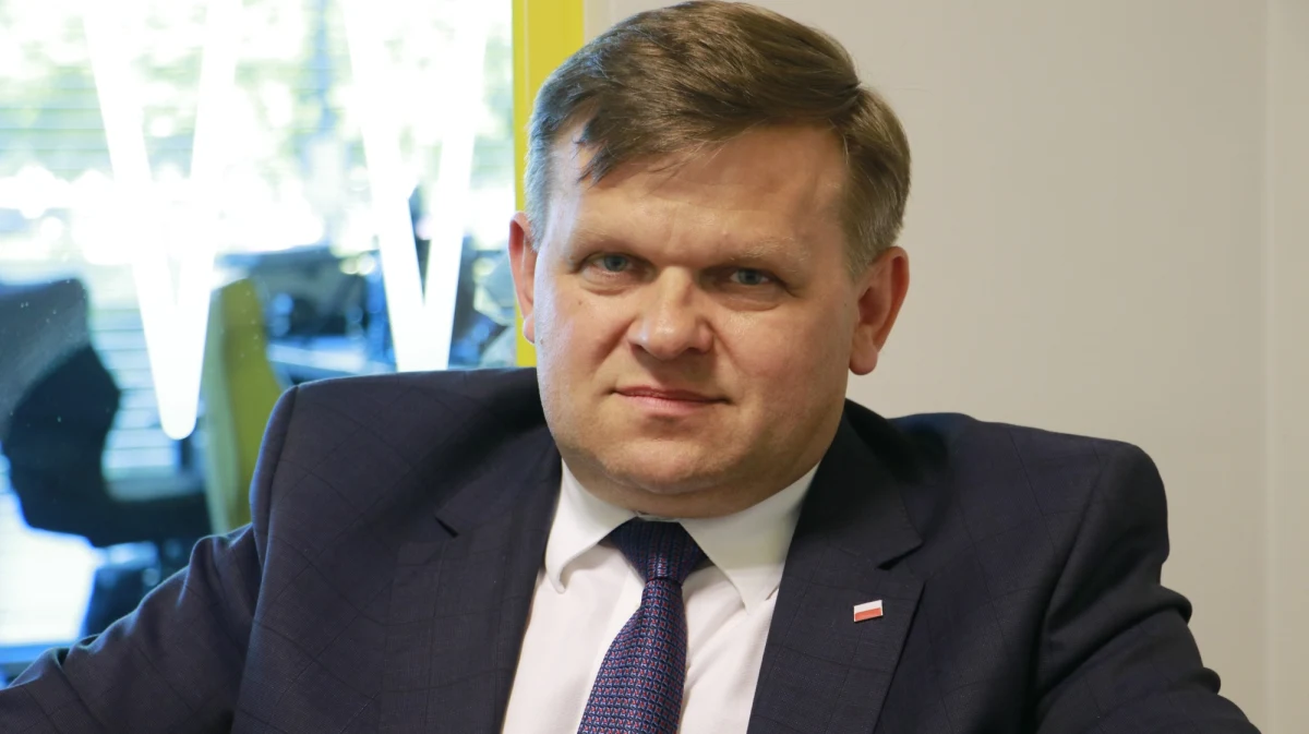 "Polscy żołnierze na pewno doczekają się nowych śmigłowców, to jeden z priorytetów rządu PiS. Procedury są długotrwałe(…). Na pewno uda nam się to zrealizować. Dostrzegamy tę potrzebę, (…) ale dziś też skupiamy się na przetargach np.  na śmigłowce dla operacji morskich" - powiedział w Popołudniowej rozmowie w RMF FM Wojciech Skurkiewicz. Wiceszef MON, zapytany o to, czy pierwszy śmigłowiec dotrze w tym roku do żołnierzy, odpowiedział: "Nie jestem w stanie złożyć takiej deklaracji". "Dziś kierownictwo MON ma określone zadania, które sukcesywnie realizuje, trudno mi odpowiadać za poprzedników" – dodał. Zapytany o podkomisję smoleńską Skurkiewicz stwierdził, że podkomisja "spotyka się i pracuje". "Jest ona na etapie zakończenia prac nad tzw. raportem technicznym. Czekamy na kolejne wyniki prac (…). Jestem przekonany, że podkomisja wkrótce przedstawi efekty swojej pracy" – podkreśli polityk PiS.
