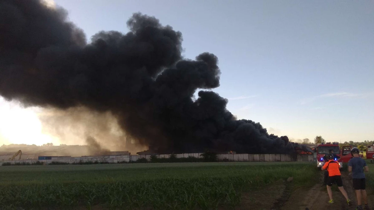 Po kilku godzinach akcji strażacy opanowali gaszenie pożaru składowiska makulatury w Piekarach Śląskich. Obecnie trwa jego dogaszanie. 