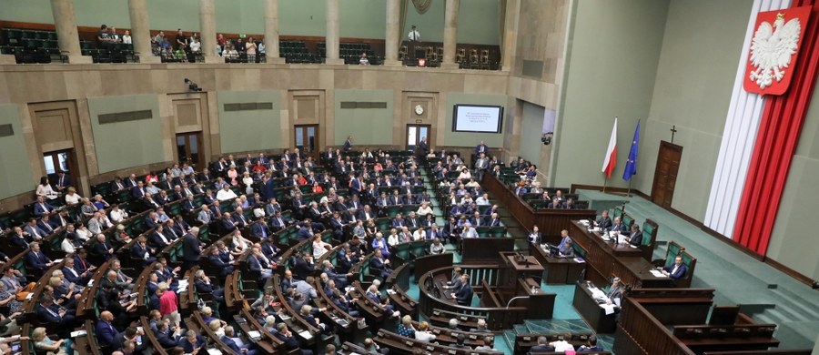 ​Sejm uchwalił ustawę o biokomponentach i biopaliwach ciekłych, która wprowadza m.in. opłatę emisyjną od paliw. Opozycja przekonuje, że to kolejny podatek. Rząd podkreśla, że pieniądze z opłaty pójdą na walkę ze smogiem. Za nowelą ustawy o biokomponentach i biopaliwach ciekłych głosowało 231 posłów, przeciw było 199, wstrzymało się dwóch. Przeciw noweli głosowały kluby opozycyjne, argumentując, że wprowadzenie opłaty doprowadzi do dalszego wzrostu cen paliw.