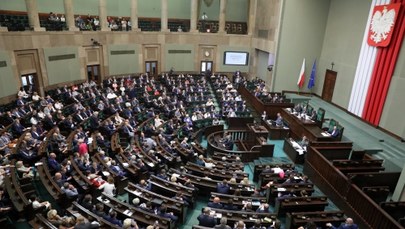 Sejm uchwalił ustawę, która wprowadza m.in. opłatę emisyjną. "Będziecie doić Polaków"