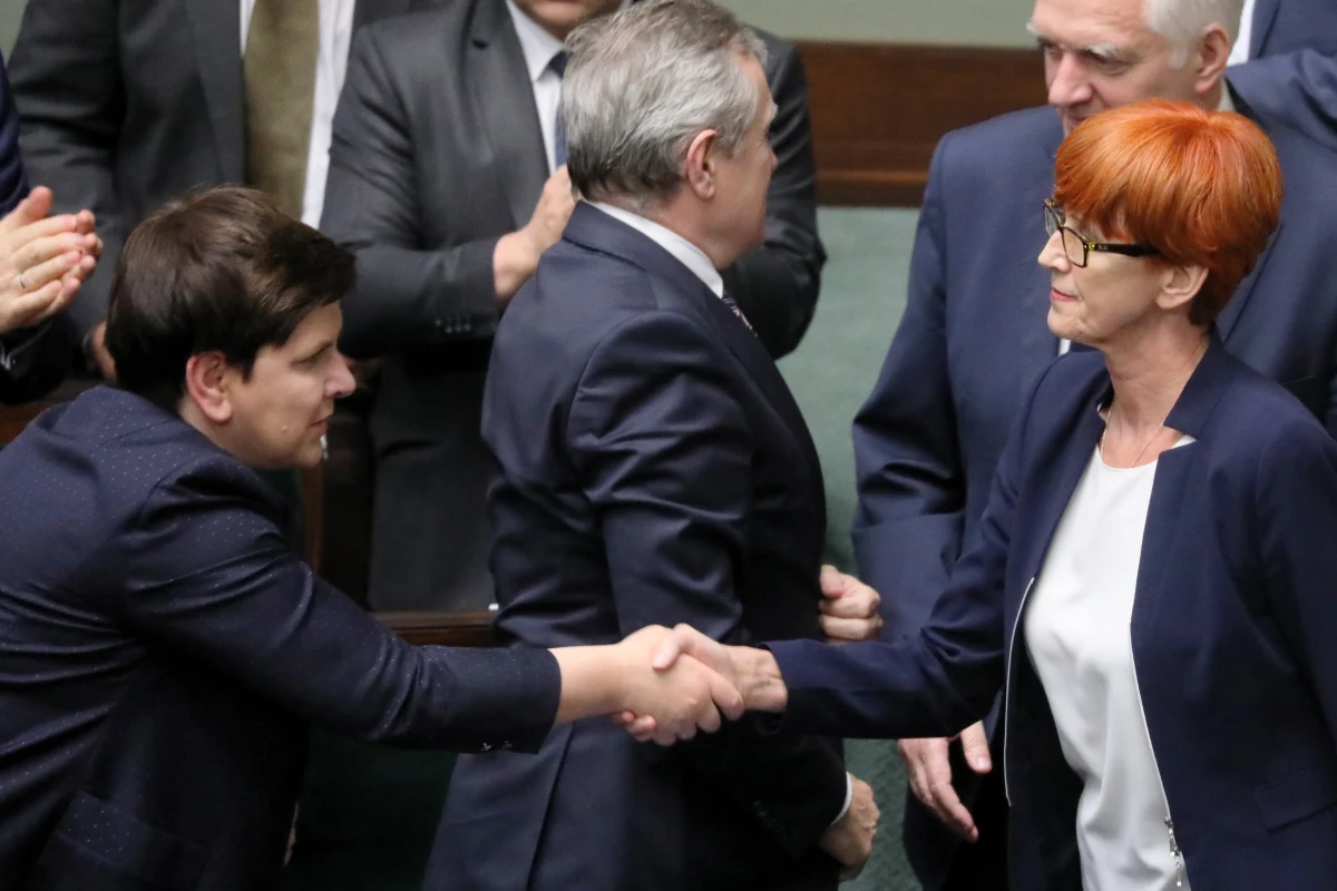 Sejm odrzucił wnioski o wotum nieufności wobec wicepremier, szefowej Komitetu Społecznego Rady Ministrów Beaty Szydło i minister rodziny, pracy i polityki społecznej Elżbiety Rafalskiej. Oba wnioski związane były z protestem niepełnosprawnych i ich opiekunów w Sejmie. Za odwołaniem Szydło opowiedziało się 189 posłów, 235 było temu przeciwnych, a czterech wstrzymało się od głosu. Po odrzuceniu tego wniosku politycy Prawa i Sprawiedliwości nagrodzili wicepremier brawami oraz skandowali: "Beata!". Z kolei za odwołaniem Rafalskiej zagłosowało 192 posłów, 234 było temu przeciwnych, a dwóch wstrzymało się od głosu. 