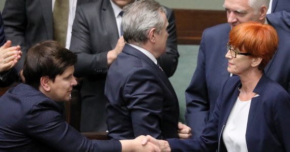 Sejm odrzucił wnioski o wotum nieufności wobec wicepremier, szefowej Komitetu Społecznego Rady Ministrów Beaty Szydło i minister rodziny, pracy i polityki społecznej Elżbiety Rafalskiej. Oba wnioski związane były z protestem niepełnosprawnych i ich opiekunów w Sejmie. Za odwołaniem Szydło opowiedziało się 189 posłów, 235 było temu przeciwnych, a czterech wstrzymało się od głosu. Po odrzuceniu tego wniosku politycy Prawa i Sprawiedliwości nagrodzili wicepremier brawami oraz skandowali: "Beata!". Z kolei za odwołaniem Rafalskiej zagłosowało 192 posłów, 234 było temu przeciwnych, a dwóch wstrzymało się od głosu. 