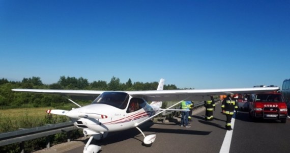 Kierowcy jadący o poranku autostradą A4 na Podkarpaciu ze zdumieniem przecierali oczy. Na trasie pomiędzy węzłami Rzeszów Wschód i Rzeszów Zachód awaryjnie lądowała awionetka. Informację dostaliśmy na Gorącą Linię RMF FM.