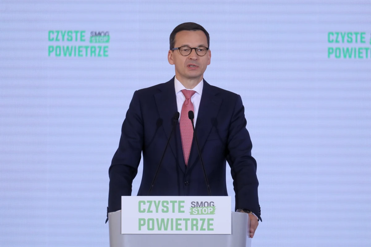 Program "Czyste Powietrze" pochłonie 130 mld zł, z problemem smogu chcemy sobie poradzić w ciągu 5-10 lat - zadeklarował premier Mateusz Morawiecki.
Dziś w KPRM ma zostać podpisane porozumienie ws. realizacji programu.