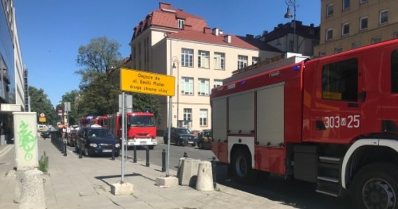 Ponad 200 osób ewakuowano z biurowca przy ulicy Hożej w Warszawie. Na parkingu budynku przy skrzyżowaniu z ulicą Chałubińskiego doszło do awarii instalacji elektrycznej.