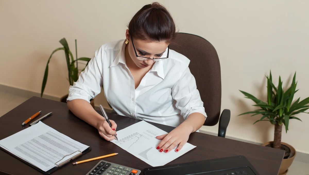 Agnieszka Osiecka miała rację. Opisani przez nią w słynnej piosence okularnicy, pojedynczo i grupkami snujący się między nami po ulicy, faktycznie często mają ze sobą książki, notatki, papiery i tylko myślą o Einsteinie. Opublikowane dziś wyniki badań naukowców z University of Bristol i Cardiff University potwierdzają bowiem, że dłuższa edukacja ma związek ze zwiększonym ryzykiem krótkowzroczności. Pisze o tym w najnowszym numerze czasopismo "The BMJ". Okazuje się, że na każde cztery lata dodatkowej edukacji przybywa nam (a może raczej ubywa) jedna dioptria. 
