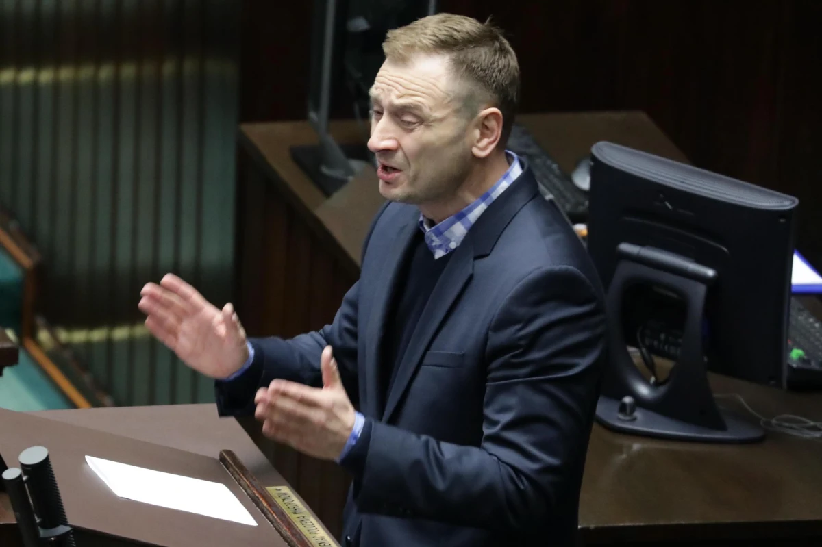 ​Prezydium Sejmu postanowiło obniżyć o połowę, na 3 miesiące, uposażenie poselskie Sławomirowi Nitrasowi (PO). Władze Sejmu uznały, że Nitras, przerywając środowe wystąpienie premiera, "naruszył powagę Sejmu". Zdaniem Nitrasa, kara to przejaw "nękania" go przez polityków PiS.