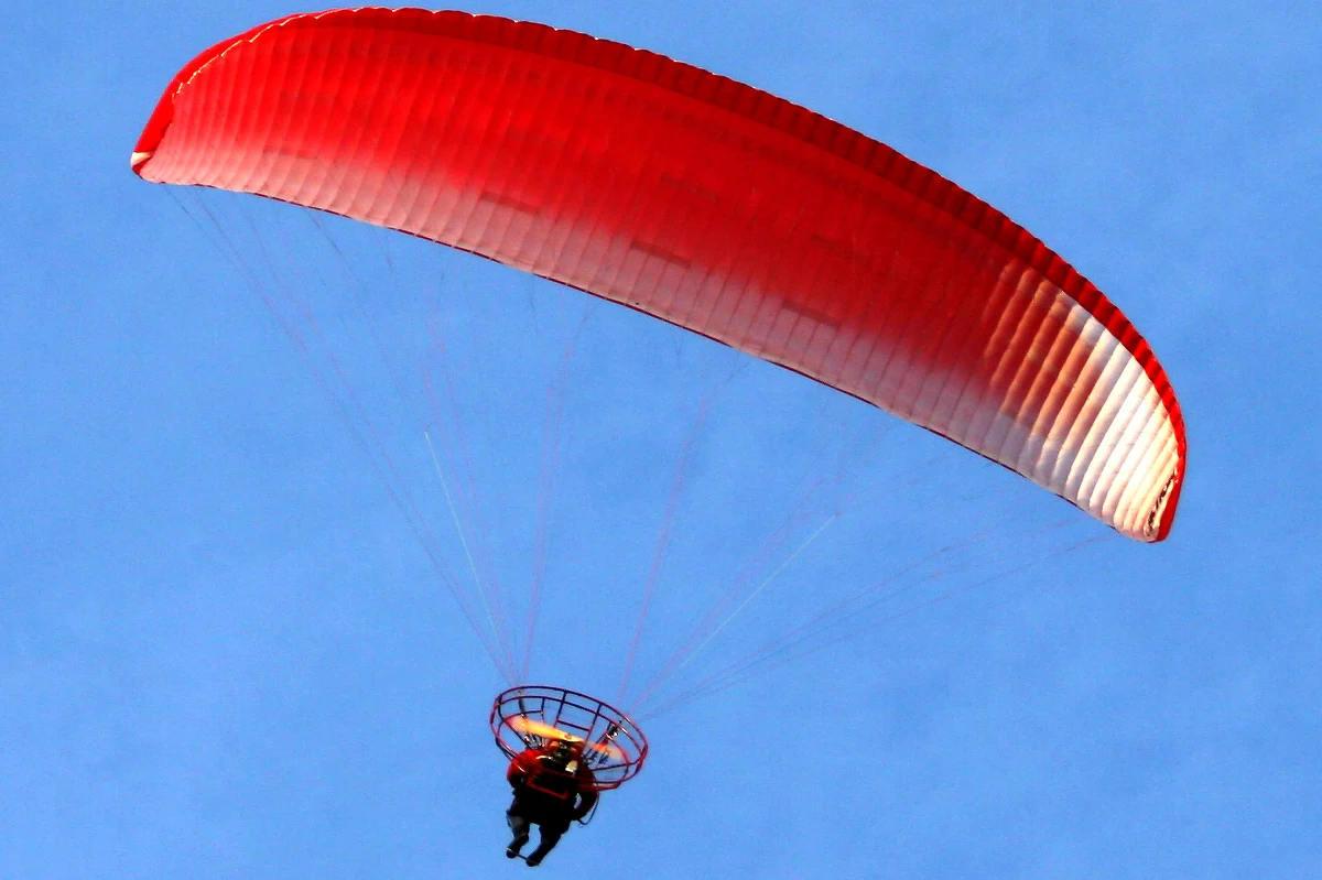 ​Paralotniarz odpowie za naruszenie przestrzeni powietrznej terminala LNG w Świnoujściu (Zachodniopomorskie). Mężczyzna tłumaczył się, że nie wiedział o ograniczeniu lotów nad gazoportem.