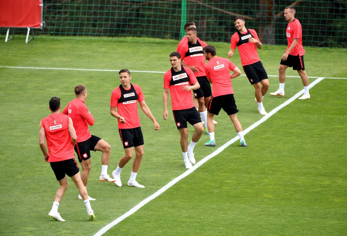 Na nieco ponad dobę przed towarzyskim spotkaniem z Chile przedstawiciele reprezentacji Polski spotkali się z mediami. Trener Adam Nawałka odniósł się do sprawy kontuzji Kamila Glika. Na konferencji pojawił się Marcin Kamiński, zawodnik, który prawdopodobnie będzie grał na pozycji Kamila Glika, jeśli ten nie wyleczy się do rozpoczęcia mistrzostw świata. "Muszę pokazać, że miejsce w kadrze mi się należy" - podkreślił Kamiński.