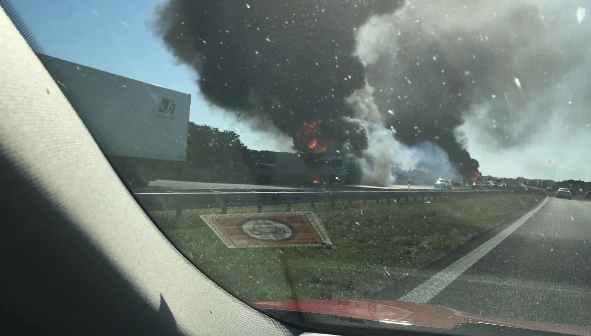 ​Dwa tiry zapaliły się na A2 na pasach w kierunku Warszawy, między węzłami Wartkowice-Emilia w Łódzkiem. Zdjęcia dostaliśmy na Gorącą Linię RMF FM.