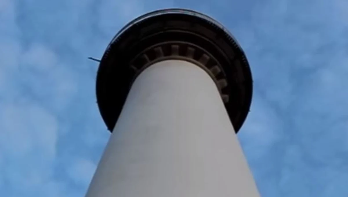 Niecodzienna oferta dla milionerów-ekscentryków. Za ponad półtora miliona euro można we Francji kupić latarnię morską przeobrażoną w luksusową kawalerkę z panoramicznym widokiem na Atlantyk. Jest tam także basen i sauna.