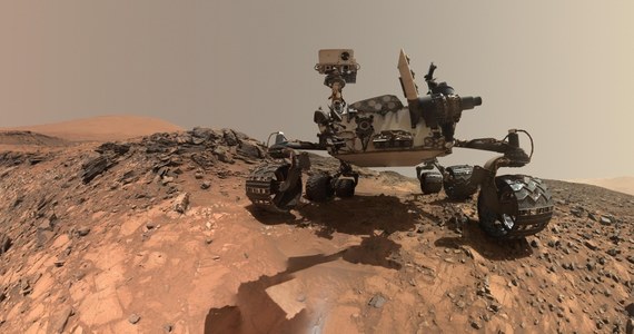 W próbkach marsjańskich skał znaleziono organiczne cząstki. Ich obecność wykryto w laboratorium na pokładzie łazika Curiosity, który od ponad 5 lat eksploruje powierzchnię Czerwonej Planety. Odkrycie przedstawiono na łamach "Science", informuje o nim też NASA.
