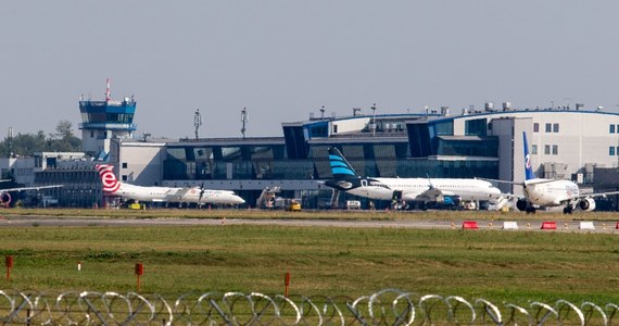 Jeden z dwóch czarterowych rejsów z portu lotniczego Katowice, które linia Small Planet Airlines miała wykonać w środę rano, został zaplanowany na czwartkowy wieczór. W przypadku drugiego przewoźnik wciąż deklaruje prace nad rozwiązaniem problemu.