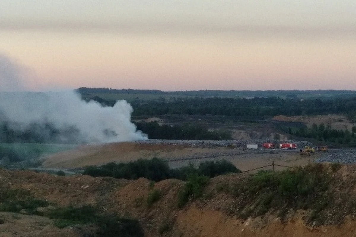 Pożar  w Bytomiu. Pali się składowisko odpadów w okolicy ulicy Brzezińskiej. 