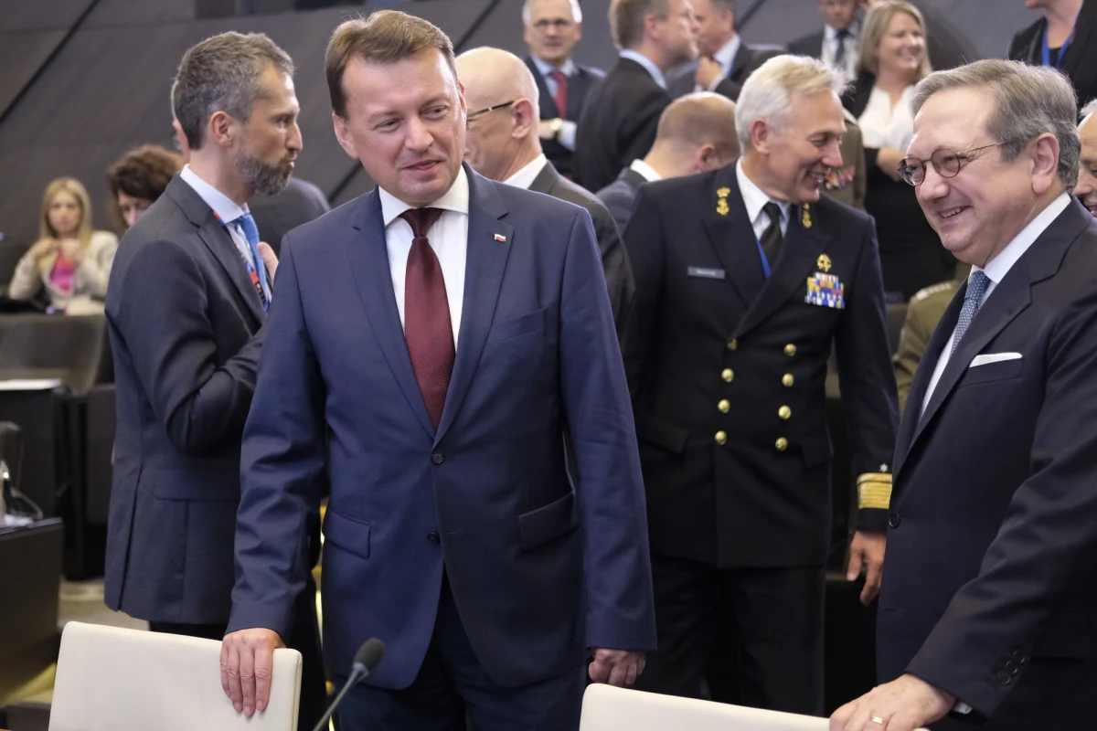 ​Rozmawiamy na temat ścisłej współpracy zarówno dotyczącej NATO, jak i relacji dwustronnych między Polską a Stanami Zjednoczonymi - powiedział w Brukseli dziennikarzom minister obrony Mariusz Błaszczak. Błaszczak, który w Brukseli wziął udział w spotkaniu ministrów obrony państw NATO, pytany był przez dziennikarzy o możliwość utworzenia stałych baz amerykańskich w Polsce - m.in. w kontekście wypowiedzianych w środę słów amerykańskiej ambasador przy NATO Kay Bailey Hutchison dla Polskiego Radia o tym, że Waszyngton nie rozważa stałej obecności wojsk amerykańskich nad Wisłą.