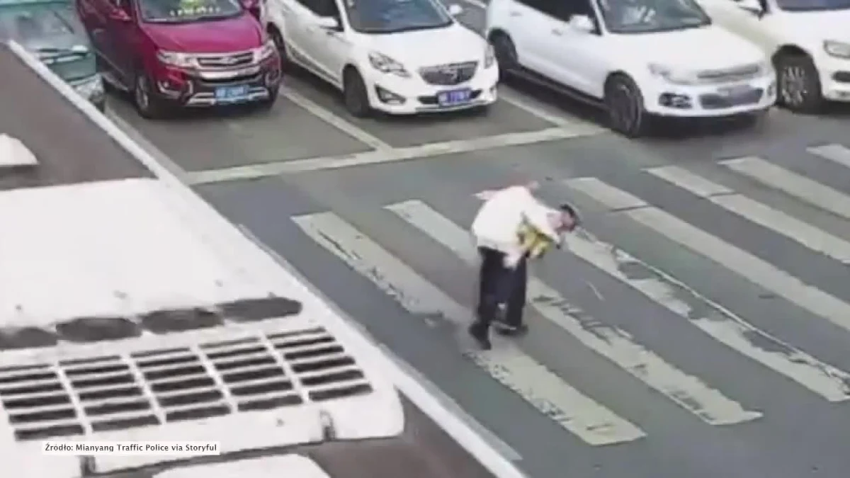 Chiński policjant na własnych plecach przeniósł przez pasy staruszka. Pomógł mu w ten sposób pokonać szeroką jezdnię w mieście Miangyang w środkowo zachodnich Chinach.
