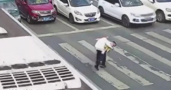 Chiński policjant na własnych plecach przeniósł przez pasy staruszka. Pomógł mu w ten sposób pokonać szeroką jezdnię w mieście Miangyang w środkowo zachodnich Chinach.
