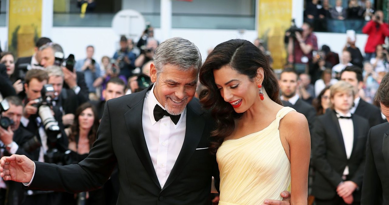 Gdy się pobierali, wszyscy pytali, kim jest wybranka pierwszego amanta Hollywood. Teraz coraz częściej na zaproszeniach, które dostają, widnieje: Amal Clooney z mężem.