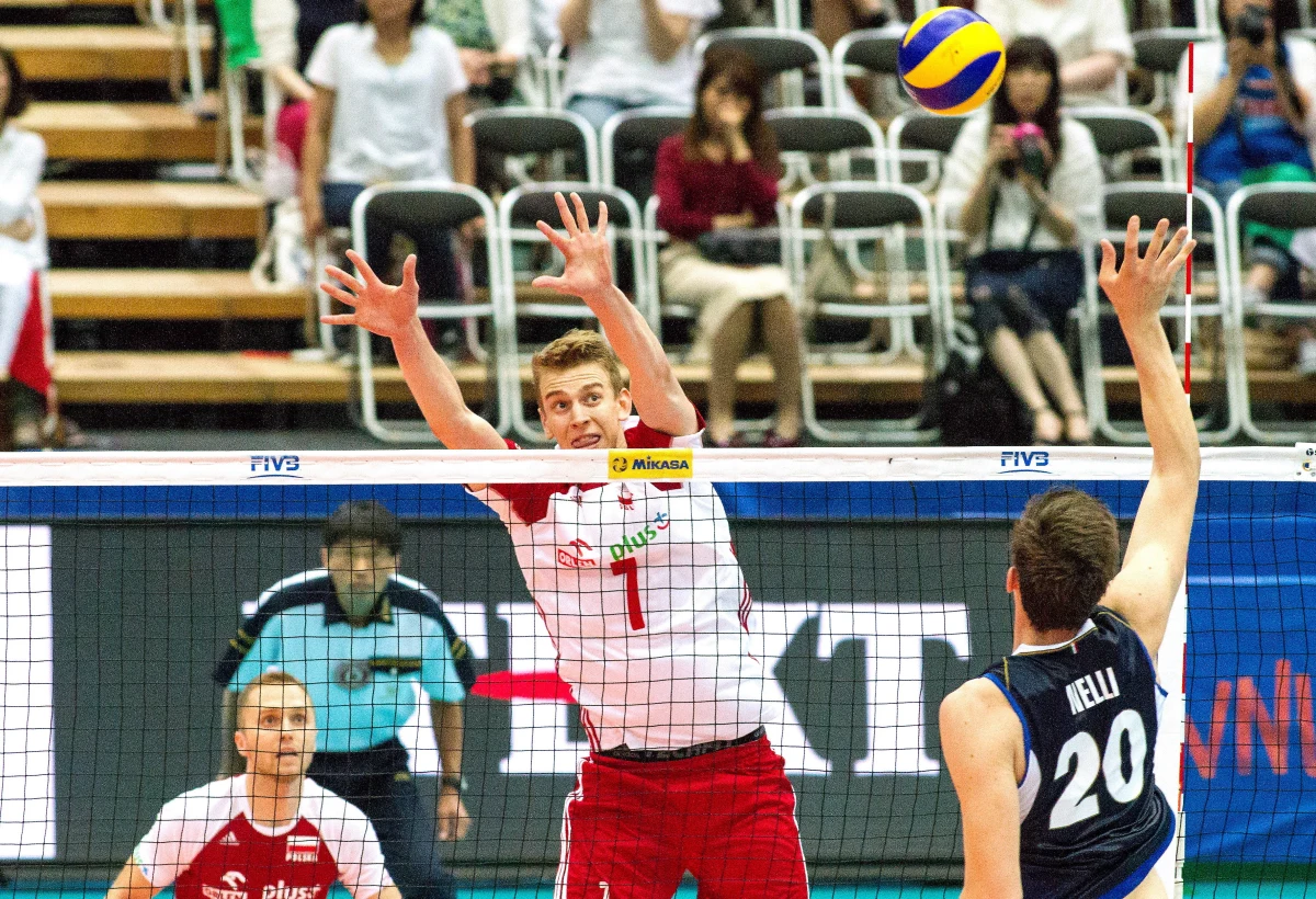 Polscy siatkarze wygrali z Włochami 3:2 (25:17, 21:25, 25:17, 29:31, 15:10) w pierwszym meczu turnieju Ligi Narodów w Osace. Po siedmiu kolejkach prowadzący w tabeli biało-czerwoni mają sześć zwycięstw i jedną porażkę.