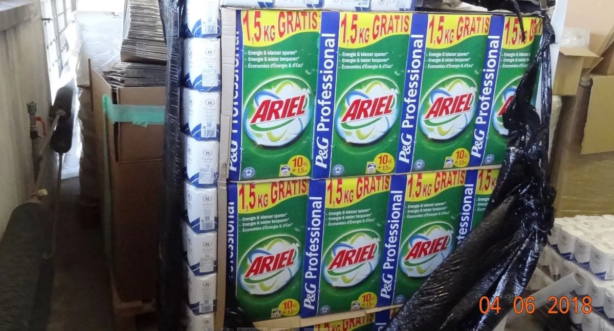 Funkcjonariusze pomorskiej Krajowej Administracji Skarbowej przechwycili ciężarówkę, na naczepie której próbowano przewieźć z Polski do Szwecji 23 tony fałszywego proszku do prania. Zamiast środka piorącego znanej marki opakowania zawierały głównie sól przemysłową. O wykryciu nielegalnego ładunku poinformował Karol Pepliński z Referatu Obsługi Klienta i Komunikacji Zewnętrznej Izby Administracji Skarbowej w Gdańsku.