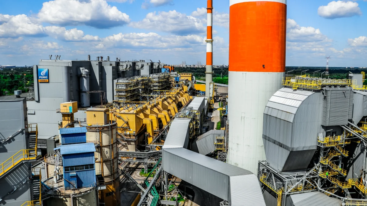 Największa w Polsce, druga w Europie. By ją opisać, trzeba powiedzieć o setkach, tysiącach ton węgla, mega, gigawatach energii i turbozespołach parowych, które potrafią podgrzać wodę do niebotycznych temperatur. Twoim Niesamowitym Miejscem w RMF FM jest dziś elektrociepłownia Siekierki. Zapraszamy na zwiedzanie – od samego początku, gdzie z wagonów wyładowywany jest węgiel, do samego końca – gdzie prąd elektryczny i podgrzana woda szerokim strumieniem płyną do naszych domów.