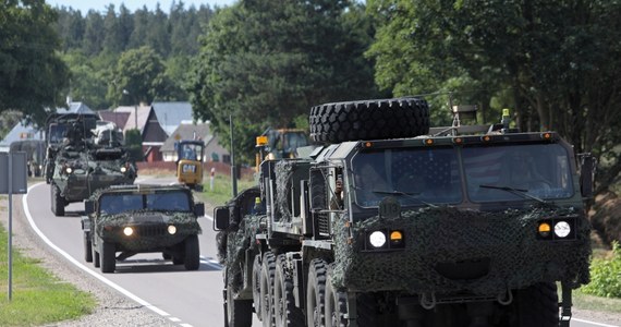 Amerykański wóz opancerzony uderzył w drzewo na drodze krajowej nr 15 w miejscowości Brzozie w woj. warmińsko-mazurskim. Dwóch żołnierzy trafiło do szpitala. 