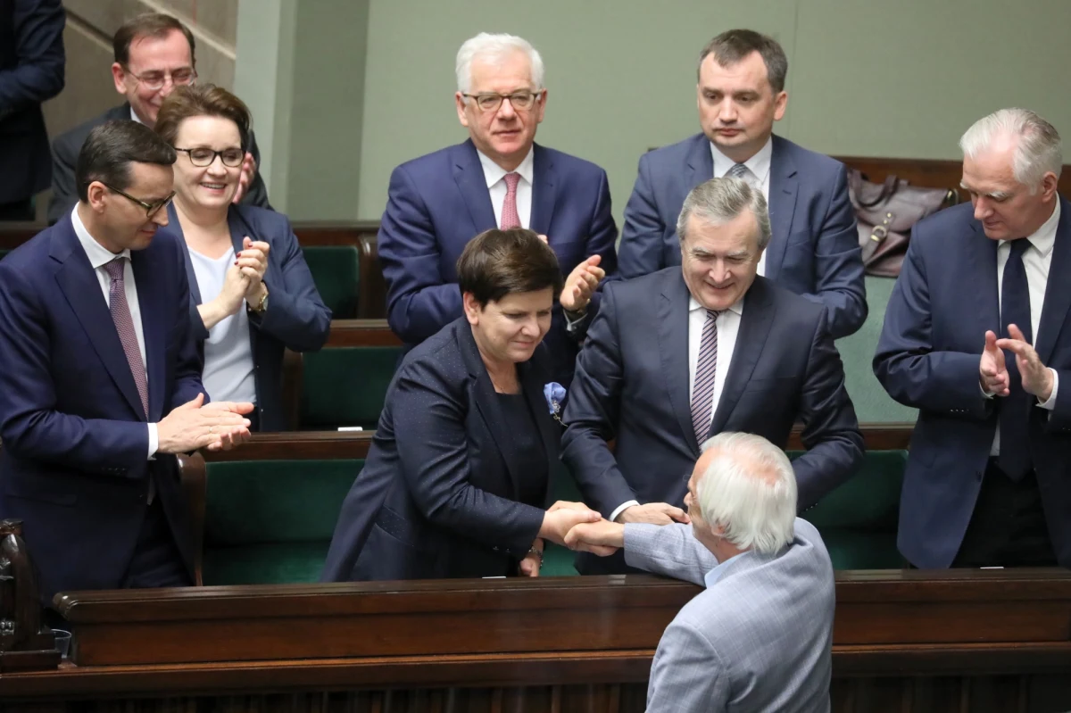 PO złoży zawiadomienie do prokuratury w związku z brakiem odpowiedzi na interpelację dot. nagród wypłaconych w rządzie Beaty Szydło w 2016 roku - poinformował poseł Krzysztof Brejza. W zawiadomieniu ma być mowa o niedopełnieniu obowiązków przez premiera Mateusza Morawieckiego.